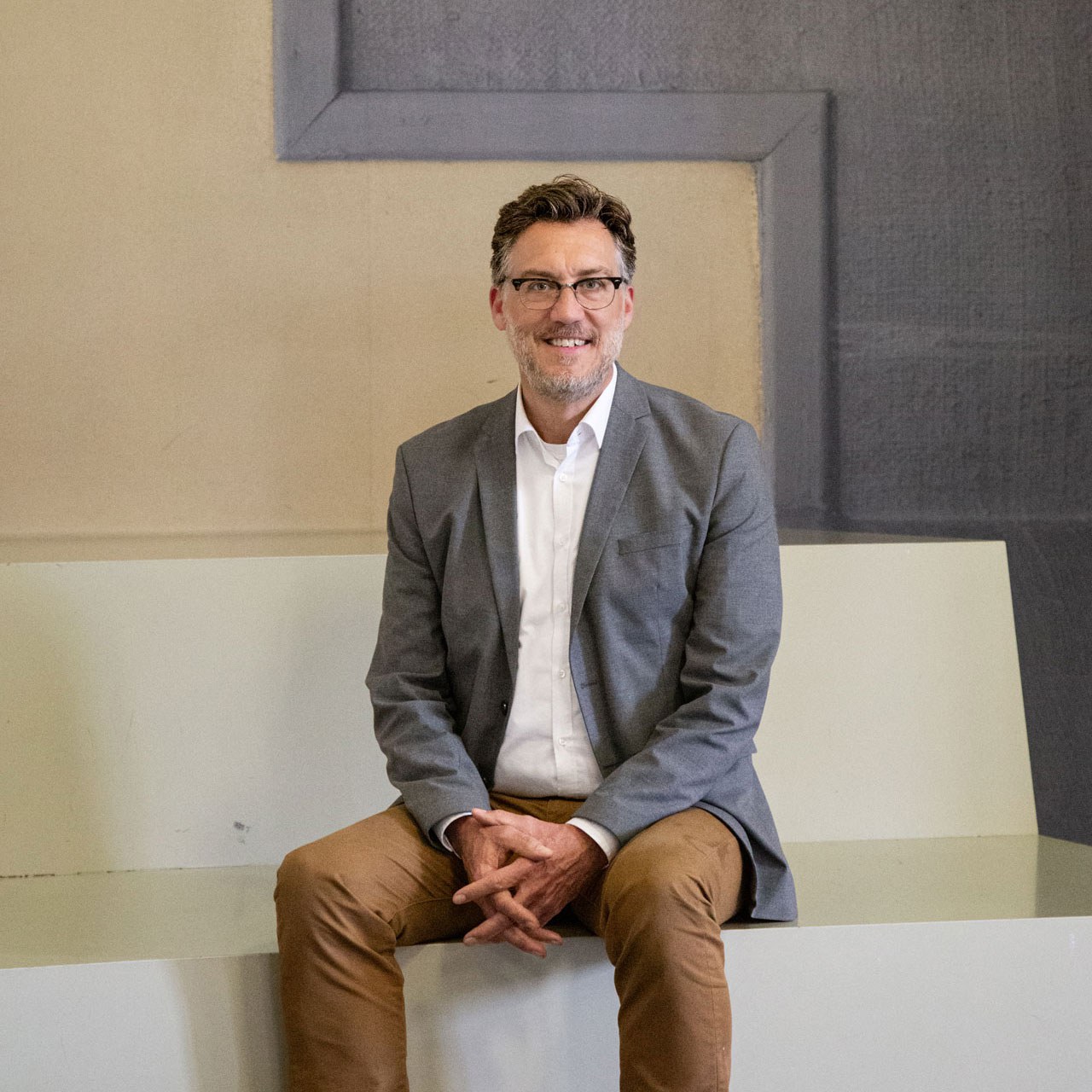 Patrick Langloh sitzend im Treppenhaus in der BFS