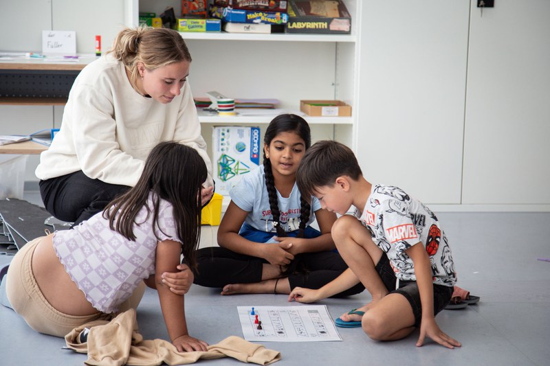 Drei Kinder auf dem Boden