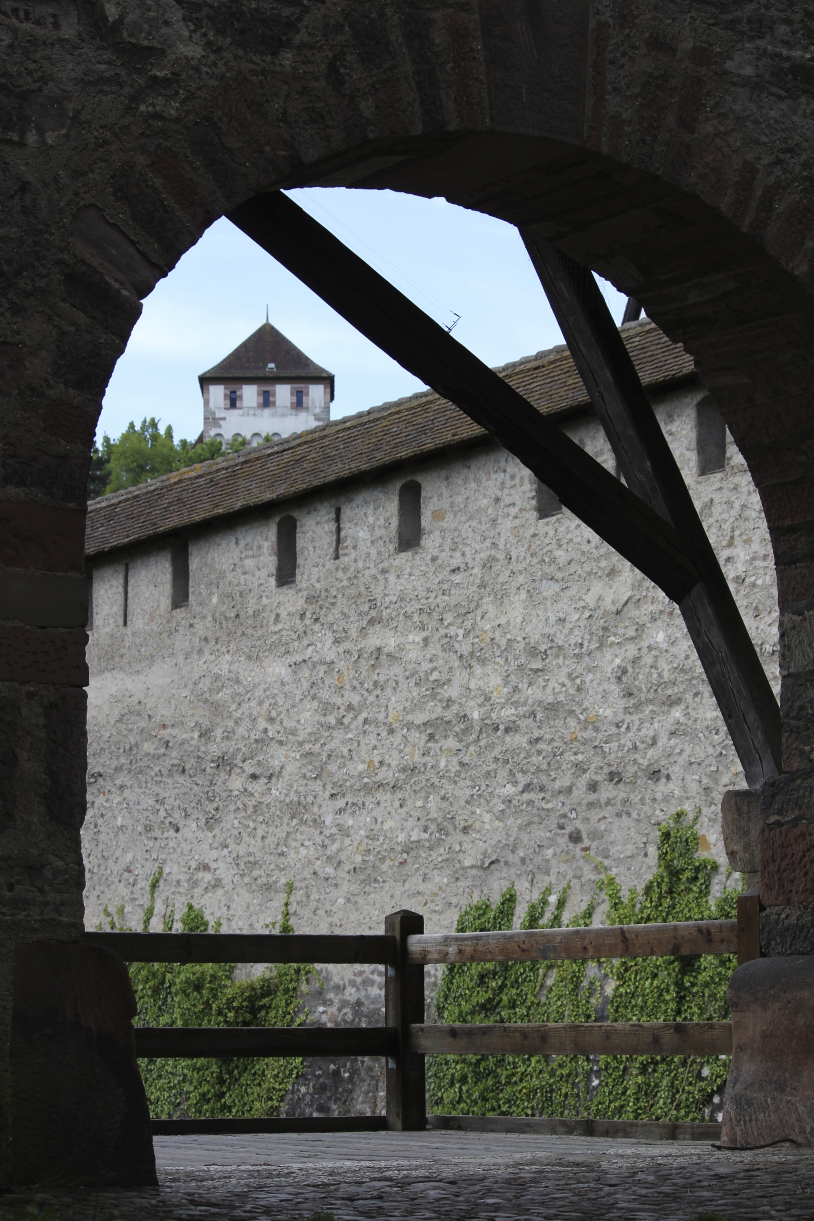 Stadtmauer Letzi mit St. Alban Tor im Hintergrund - Foto von Franz König