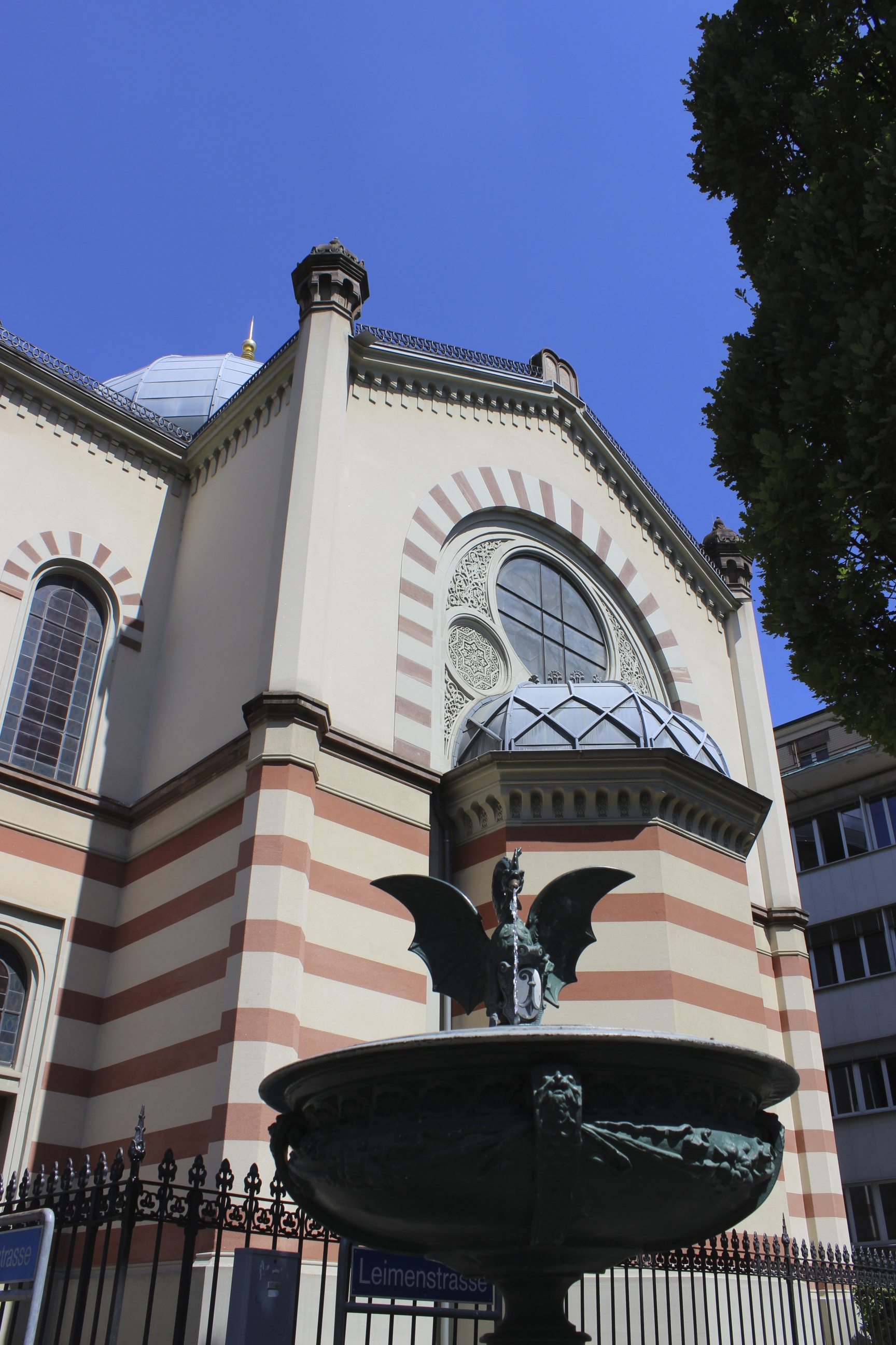 Am Ring - Basilisk vor der Synagoge Foto von Franz König