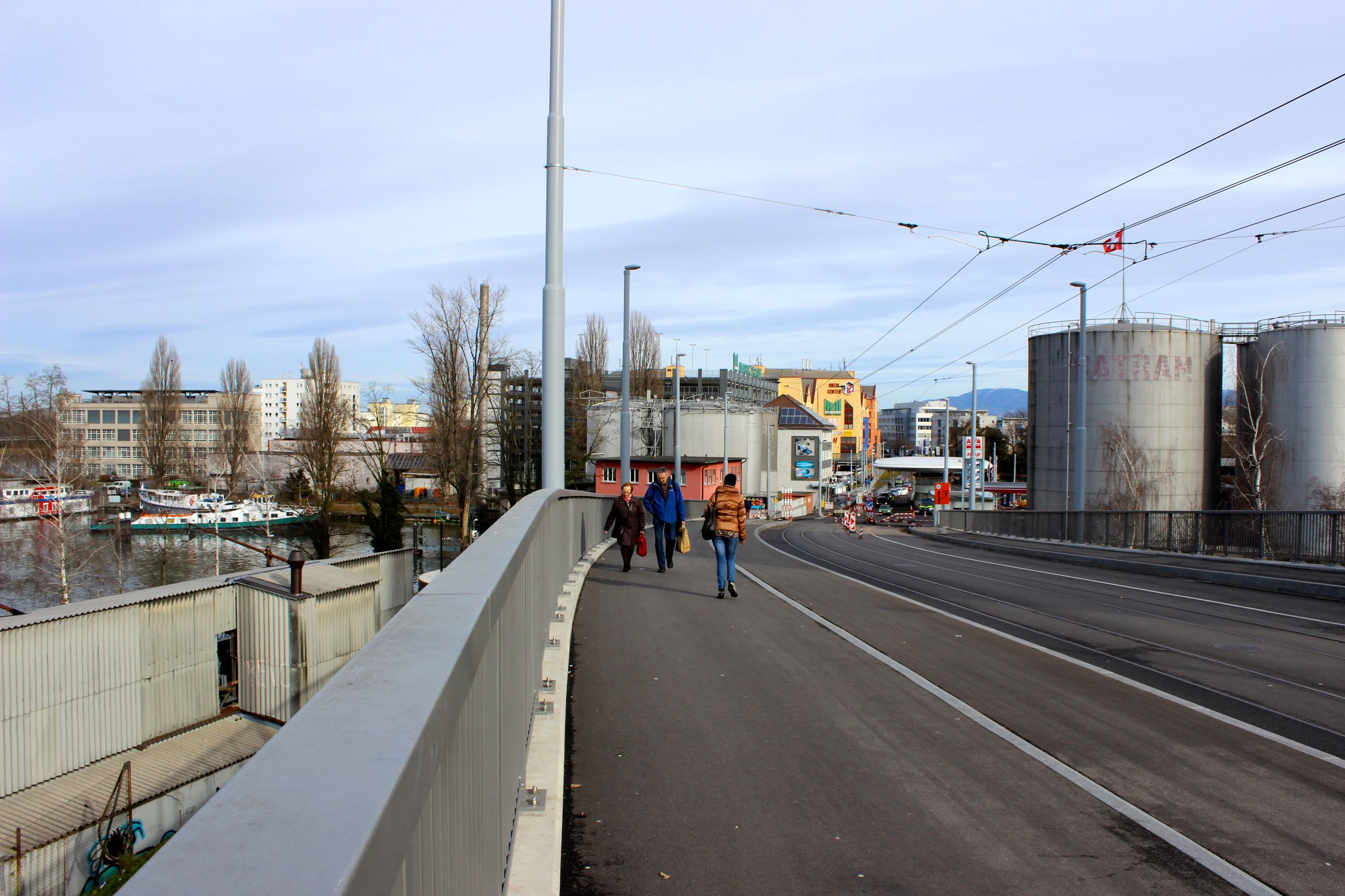 Kleinhüningen - Brücke übers Hafenbecken Hiltalingerstrasse - Foto von Franz König